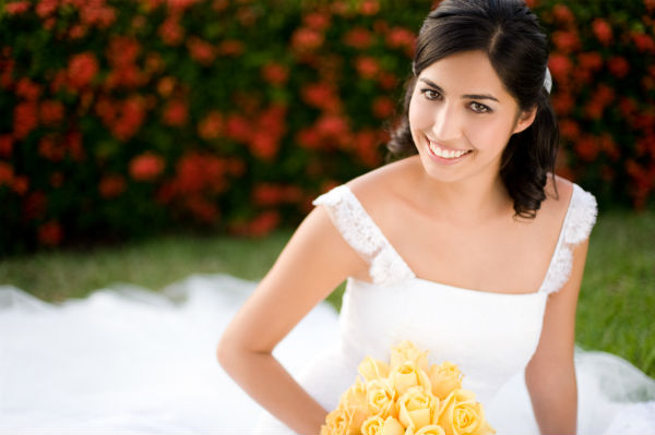 The Hue of your White Wedding Gown Affects Your Choice of Jewelries
